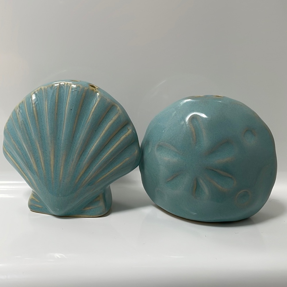 VINTAGE CERAMIC SEASHELL SALT AND PEPPER SHAKERS